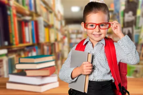 Niña superdotada en la biblioteca