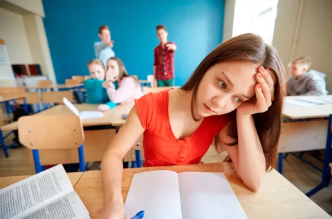 Niña sufriendo acoso escolar o bullying