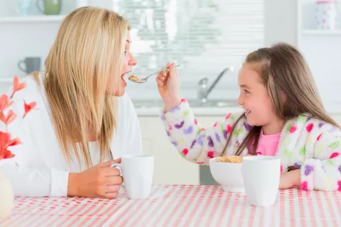 Madre enseñando a compartir a su hija