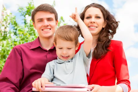 Padres de un hijo único jugando a la tablet