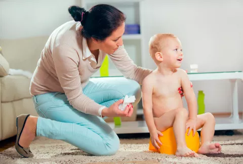 Cómo ayudar a los niños a usar el baño