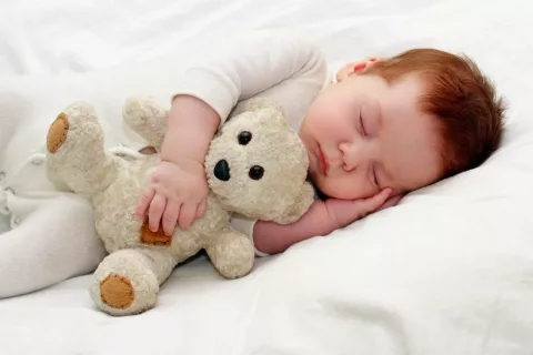 Bebé dormido con su peluche