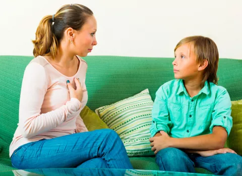 Madre hablando a su hijo sobre el peligro de las drogas