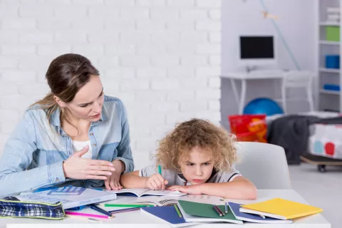 Madre e hija estudiando