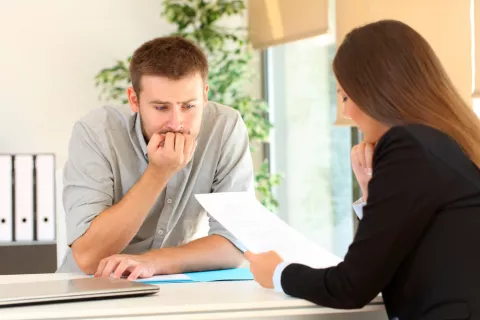 Hombre nervioso en una entrevista de trabajo