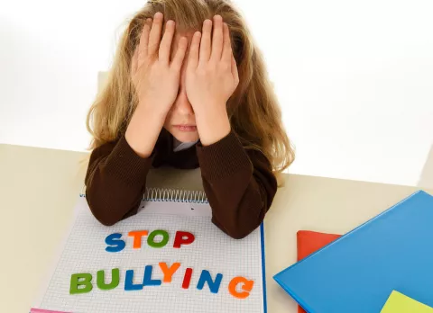 Niña víctima de acoso escolar o bullying