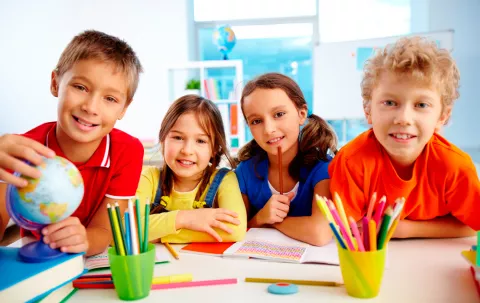 Dos niñas y dos niñas en el colegio