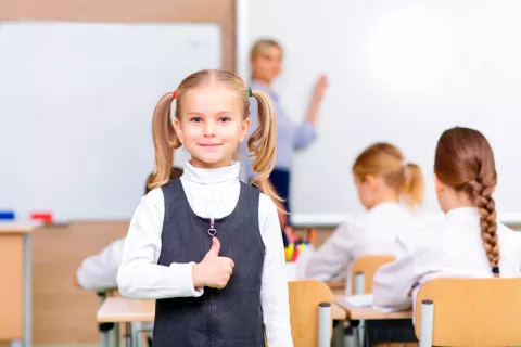 Niña contenta en el colegio