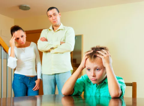 Padres castigando a su hijo