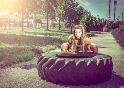 Entrenamiento de Crossfit con ruedas