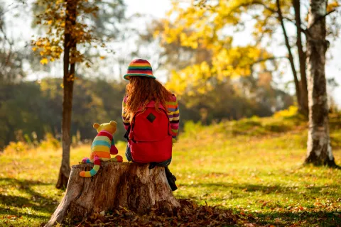 Niña con su amigo imaginario