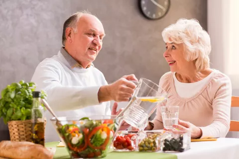 Pareja de ancianos hidratándose en verano