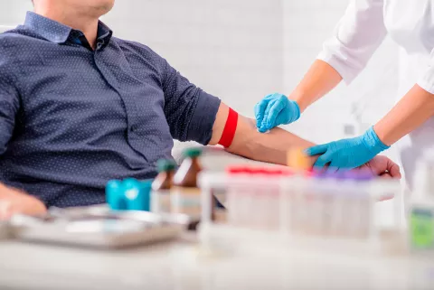 Alcohólico haciéndose un análisis de sangre