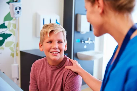 Adolescente en la consulta del médico