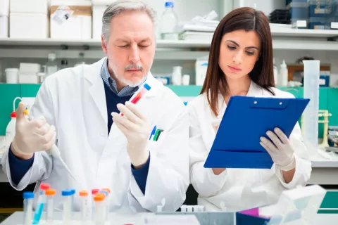 Dos profesionales médicos trabajando en un laboratorio