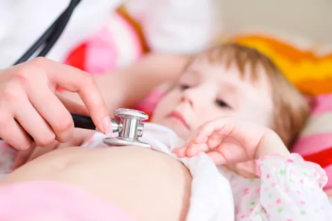 Pediatra auscultando a una niña