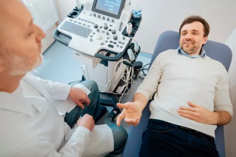 Hombre preparándose para la realización de un ecocardiograma