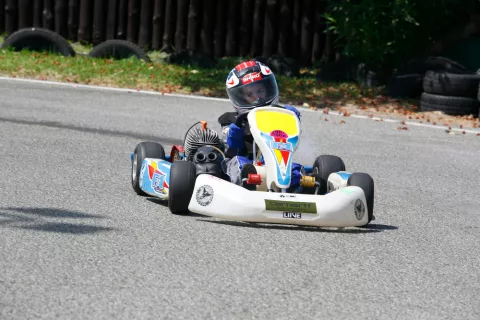 Niño montando en un Kart