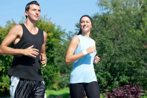 Pareja realizando ejercicio aeróbico