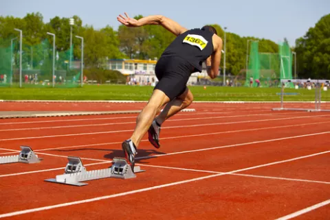 Ejercicio anaeróbico: atleta realizando un sprint