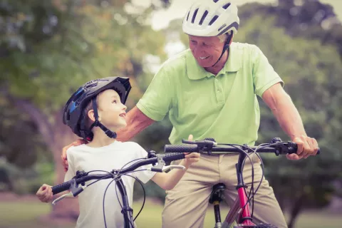 Abuelo y nieto montando en bicicleta