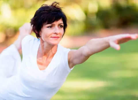 Mujer en la menopausia practicando ejercicio al aire libre