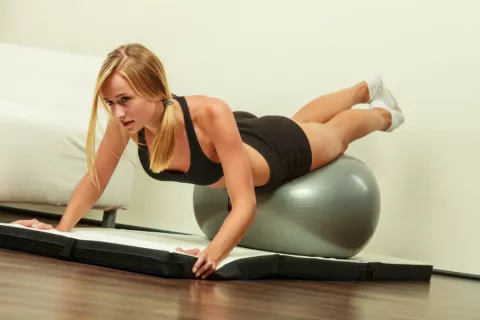 Ejercicios abdominales con fitball