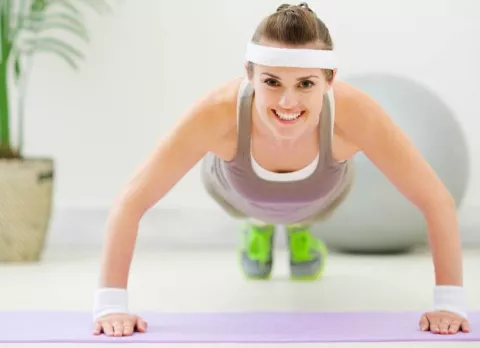 Mujer realizando flexiones