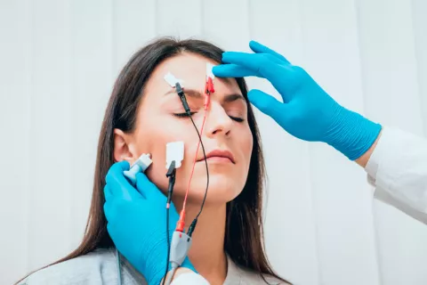 Mujer realizándose un electromiograma