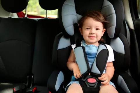 Niño en la silla del coche