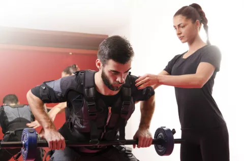 Hombre con chaleco de electroestimulación realizando ejercicio