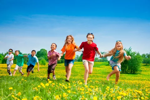 Niños corriendo en el campamento de verano