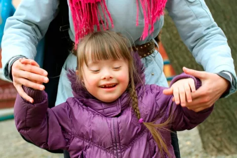 Niña con síndrome de Dpwn en la escuela