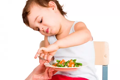 Niño se niega a comer verduras