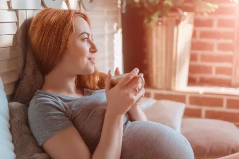 Mujer tomando una infusión