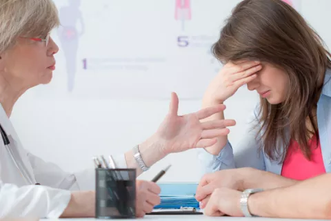 Una mujer preocupada durante una consulta médica