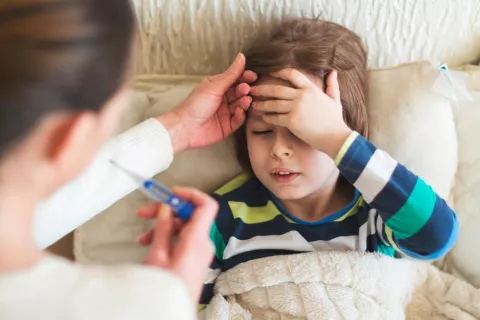 Padre con fiebrefobia tomando la temperatura al niño