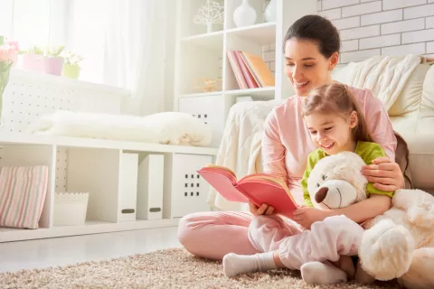 Madre fomentando la lectura con su hija