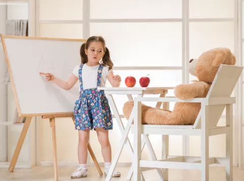 Niña jugando con su amigo imaginario