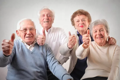 Grupo de mayores sonriendo