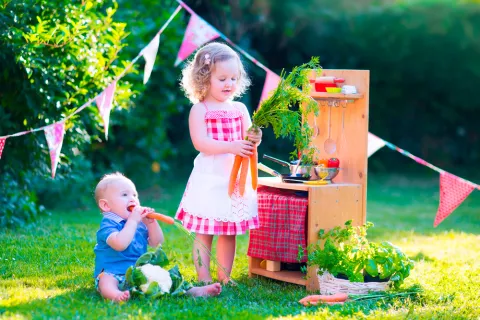 Dos niños juegan en el jardín de una guardería