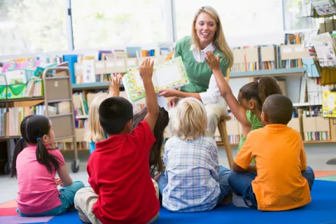 Una profesora enseña a un grupo de niños