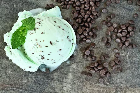 Helado de menta y chocolate