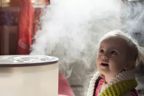 Vahos con agua caliente para quitar la tos de una niña