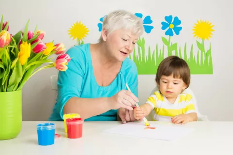 Abuela pintando con su nieto