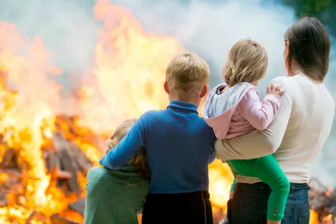 Personas presenciando un incendio