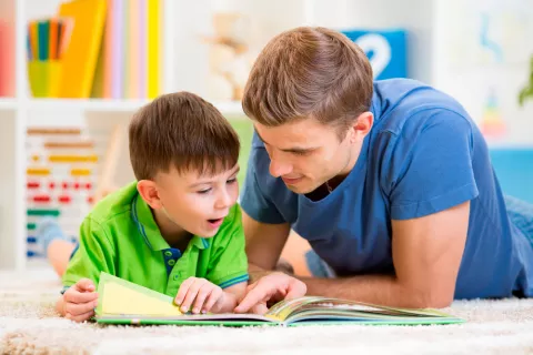 Padre leyendo un cuento con su hijo