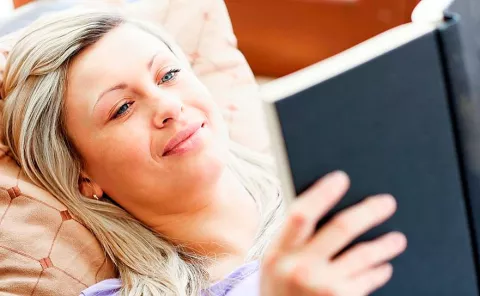 Mujer leyendo un libro