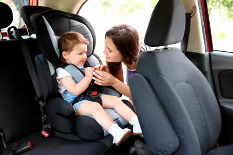 Niña en su sillita de coche