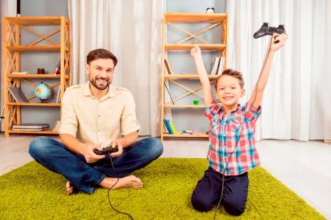 Padre e hijo con un videojuego